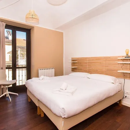 Colorful Statuto Square Design Apart Apartment